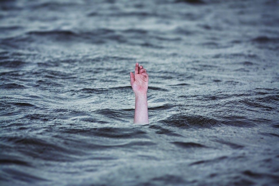 What does it mean when you dream about son drowning?