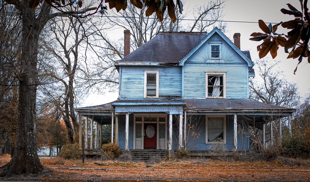 What does it mean to dream about an old home?