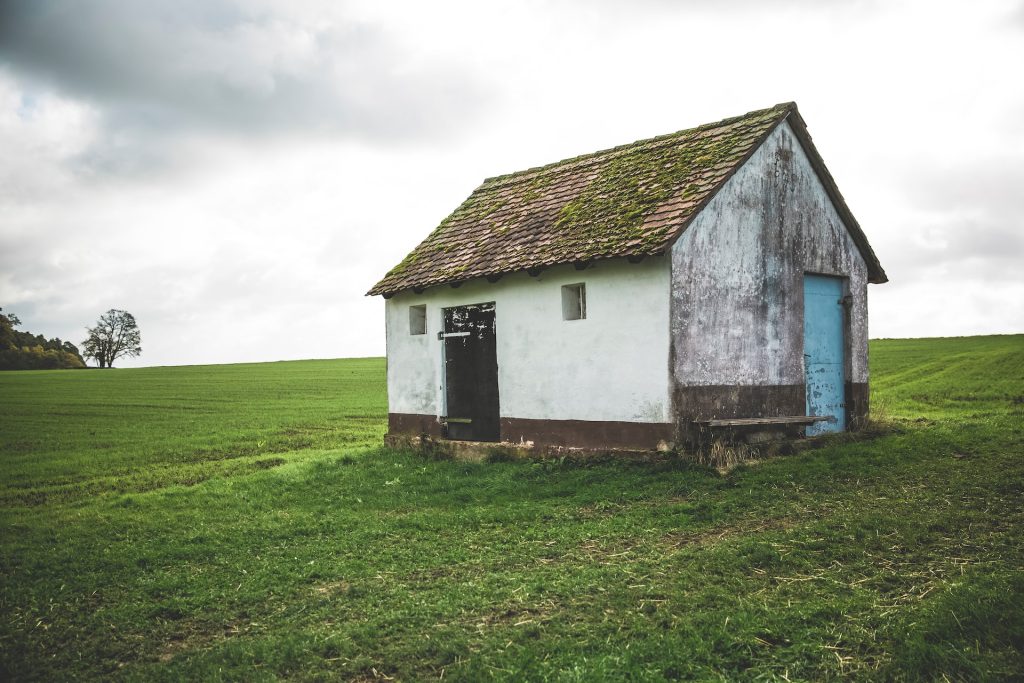 What does it mean to dream about an old house?