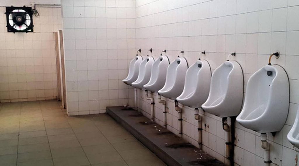 What does it mean when you dream about a public toilet?